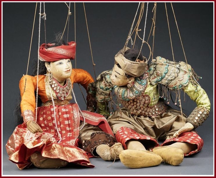 SUITE DE DEUX (2) MARRIONETTES A FILS