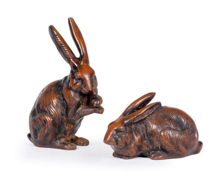 SUITE DE DEUX (2) OKIMONO EN BRONZE FORMANT LAPINS