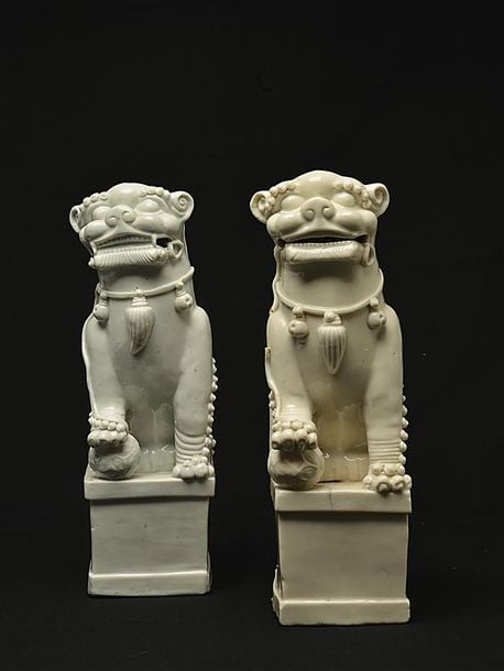 SUITE DE DEUX (2) PORTES-BATONS D'ENCENS EN PORCELAINE EMAILLEE " BLANC DE CHINE "