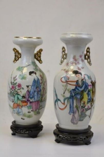 SUITE DE DEUX (2) VASES DE FORME QUEUE DE PHENIX EN CERAMIQUE BLANCHE