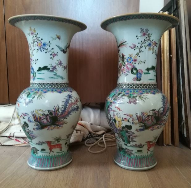 SUITE DE DEUX (2) VASES EN FORME DE QUEUE DE PHENIX EN PORCELAINE A DECOR EMAILLE POLYCHROME DANS LE STYLE DE LA " FAMILLE VERTE ", FENGWEIZUN