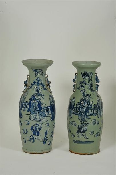 SUITE DE DEUX (2) VASES EN PORCELAINE EMAILLEE CELADON PÂLE ET BLEU COBALT, FENGWEIZUN