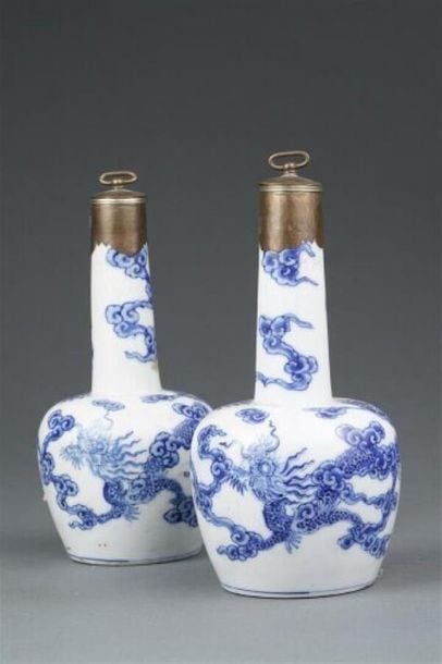 .SUITE DE DEUX (2) VASES MAILLETS EN PORCELAINE DITE "BLEU DE HUÊ", YAOLINGZUN