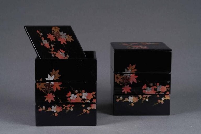 SUITE DE DEUX BOITES A BENTO COUVERTES A DECOR DE FEUILLES D'ERABLE Japon, Epoque XXe siècle A trois niveau