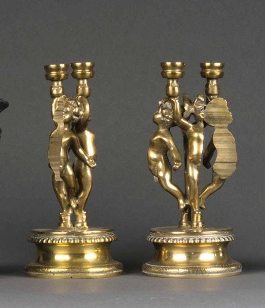 Suite de deux bougeoirs / flambeaux à deux bras de lumière en bronze doré modèle aux putt