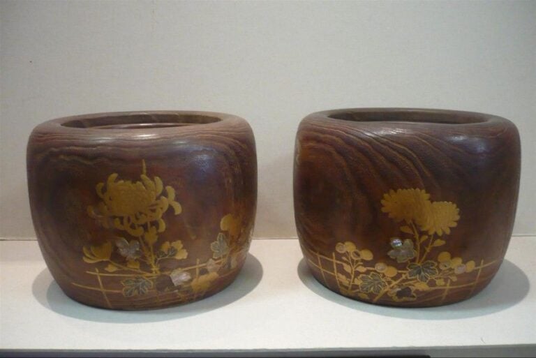 SUITE DE DEUX BRASÉROS EN BOIS, KIRI HIBACHI à décor incrusté de kiku aux chrysanthèmes et aux oiseaux et décor incrusté d'or et de nacr