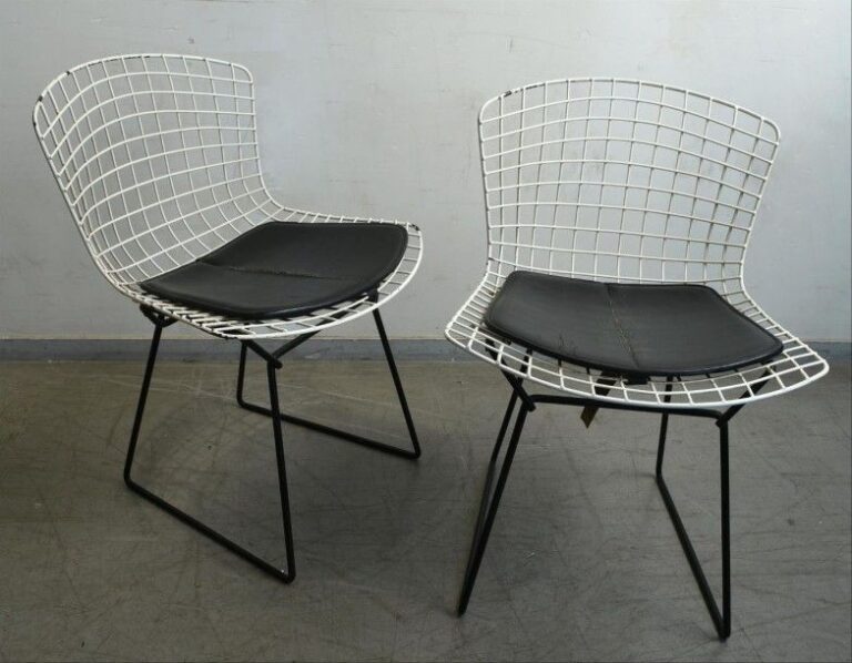 Suite de deux chaises en métal peint, modèle dit "Wire Chair" (sautes de peinture, assises fendues, vendues en l'état