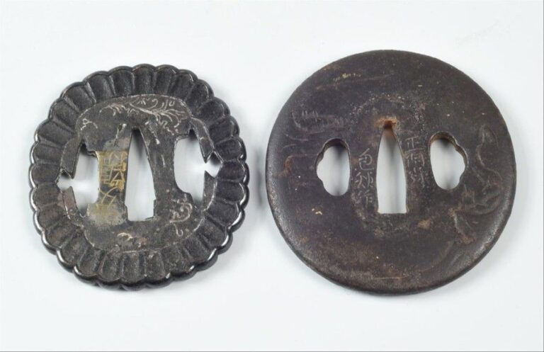 SUITE DE DEUX GARDES DE SABRES DE SAMOURAIS (TSUBA) SIGNEES EN FER Japon, période Edo-Meiji La première de forme circulaire (maru-gata tsuba) à décor de rochers, école Shoami, signée sur l'avers (omote mei): "SHOAMI" ; la seconde de forme foliée (kiku-gata tsuba), signée à l'or sur l'avers (omote mei