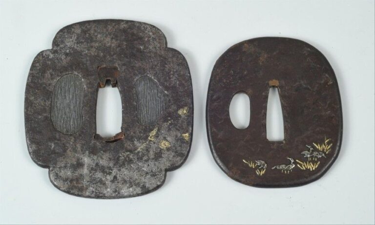 SUITE DE DEUX GARDES DE SAMOURAIS EN FER Japon, période Meiji La première de section rectangulaire à angles arrondis (kaku-gata tsuba) à décor de grues ; la seconde en forme de trèfle (mokko-gata tsuba), traces de dorure
