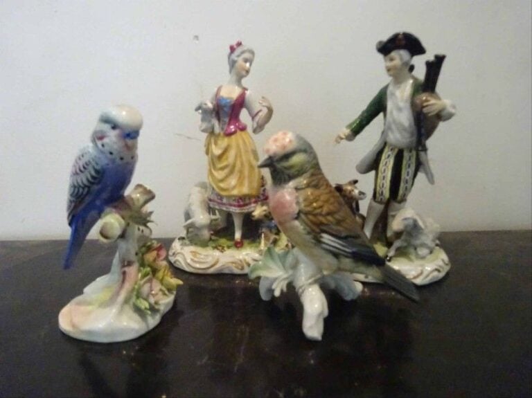 Suite de deux groupes en porcelaine moulée polychrome berger et bergère aux mouton