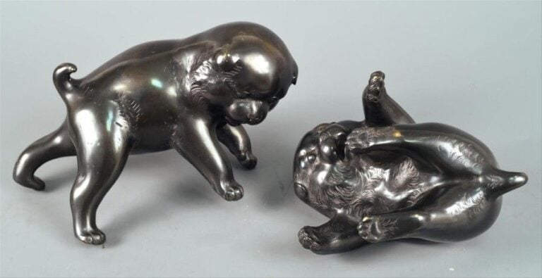 SUITE DE DEUX SCULPTURES EN BRONZE FIGURANT DES CHIOTS JOUEURS Bronz