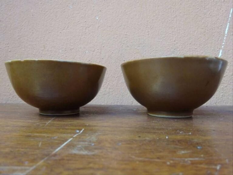 SUITE DE DEUX SORBETS EMAILLES DANS UNE PALETTE "IMARI" Chine, Dynastie Qing Ils reposent sur des pieds annulaires et présentant un profil en demi-sphèr