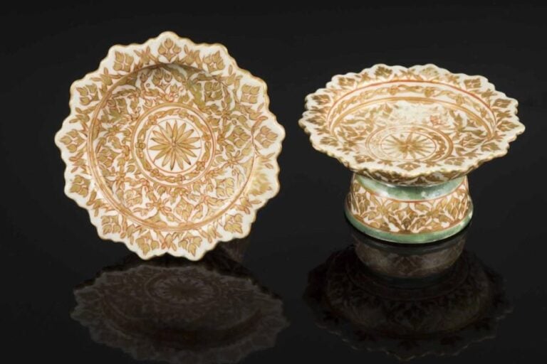 SUITE DE DEUX TAZZAS FESTONNES EN PORCELAINE A DECOR FLORAL EMAILLE ROUGE DE FER ET OR, BENCHARONG Chine, Epoque fin du XIXe siècle, Pour le marché Thaïlandais H : 6,3 cm - D : 12,3 cm (émaux estompés par endroits, usures, petites égrenures et fêles à la lèvre de l'un)  A SET OF TWO 'FLOWER' GILT AND CORAL-RED ENAMELLED PORCELAIN TAZZAS, BENCHARONG China, Late Qing Dynasty, Late 19th century, For the Thaï market