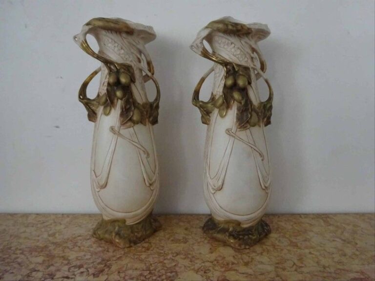 Suite de deux vases cornets à deux anses en porcelaine moulée modèle "aux raisins