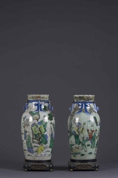 SUITE DE DEUX VASES EN PORCELAINE DE NANKIN A COUVERTE CELADON CRAQUELE ET DECOR EMAILLE DANS LE STYLE DE LA "FAMILLE VERTE" Chine Epoque XXe siècle Réalisée pour l'export cette ("fausse") paire a été conçue à l'imitation de bourses nouées les replis étant matérialisés par des parois à l'intérieur du col le noeud par un décor émaillé bleu cobal