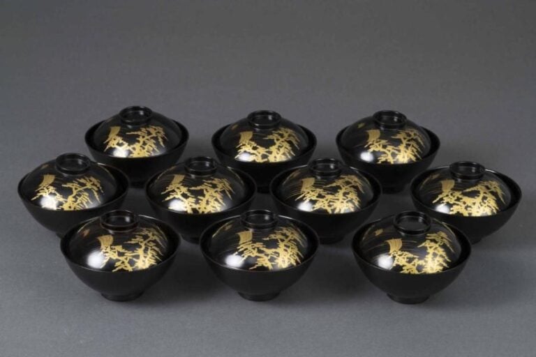 SUITE DE DIX BOLS COUVERTS LAQUES NOIR Japon, Période Showa, Epoque XXe siècle A âme de boi