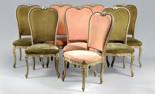 Suite de huit chaises à haut dossier chantourné ,en bois sculpté orné d'une baguette feuillagée ; assise soulignée de coquilles, pieds cambré