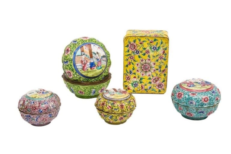 SUITE DE QUATRE (4) BOÎTES A COSMETIQUE EN EMAUX SUR CUIVRE DE HUE / PHAP LAM