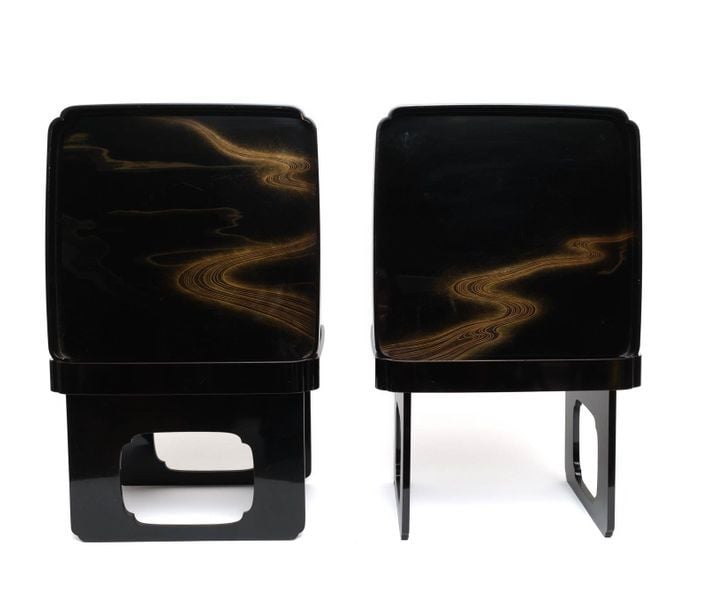 SUITE DE QUATRE (4) TABLES DE BOIS LAQUE
