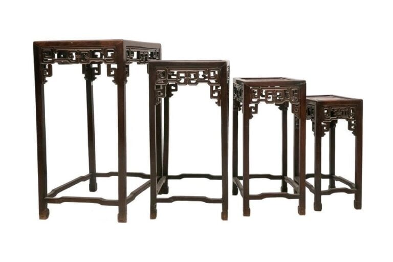 SUITE DE QUATRE (4) TABLES GIGOGNES EN BOIS INDIGENE