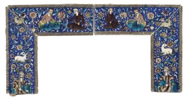Suite de quatre carreaux de bordure à fond cobalt Pâte siliceuse à décor peint en polychromie sous glaçure incolore transparente Iran, XIXe siècle, Epoque Qadjare Hauteur: 46,5 / 46 / 17 / 17; Largeur: 17 / 17 / 45 / 45,5 cm Ils sont décorés de personnages assis sur fond de fleurs et d'animaux sur fond cobal