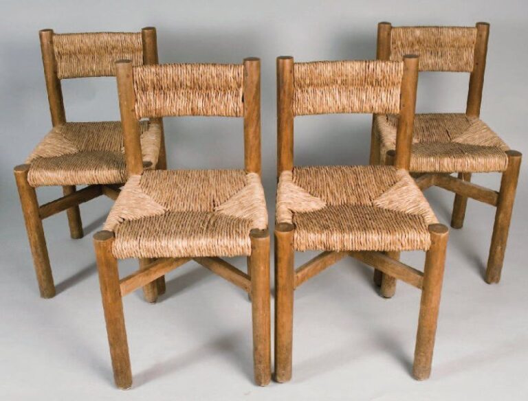 Suite de quatre chaises en bois avec assises et dossiers en paille, entretoises en