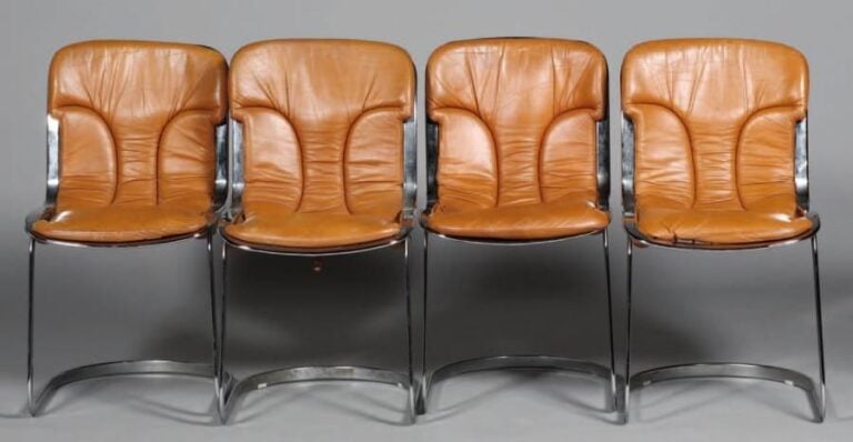 Suite de quatre chaises en métal chromé et piétement arrière en arcea