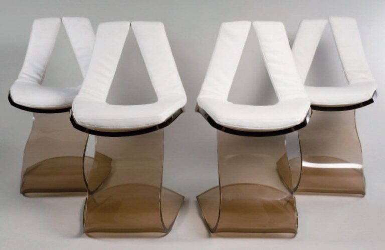 Suite de quatre chaises en plexiglas de couleur mauv