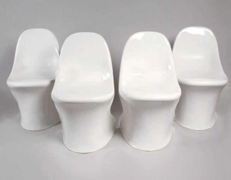 Suite de quatre chaises en polyester thermomoulées laquées blanche