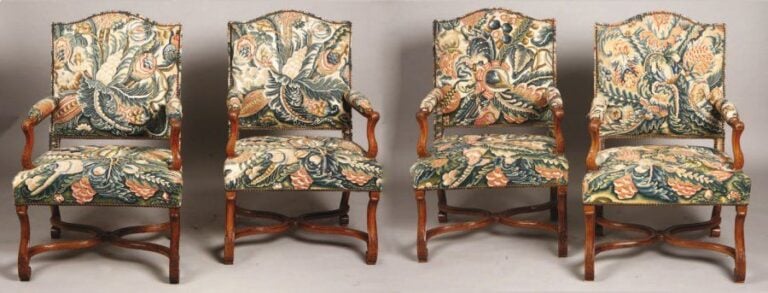 Suite de quatre fauteuils en hêtre mouluré et sculpt