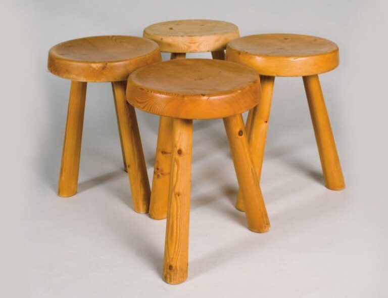 Suite de quatre tabourets en bois, assises circulaires et piètements tripode