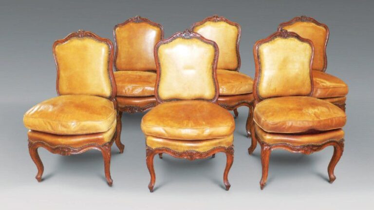 Suite de six chaises à dossier plat, en hêtre mouluré, sculpté de fleurettes ; les assises chantournées, pieds cambré