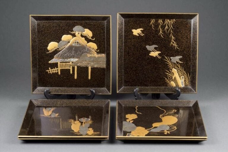 SUITE DE SIX PLATEAUX LAQUES Japon, Epoque XXe siècle, Période Taisho Chaque, de forme carrée et à pans coupés, à fond laqué sombre qu'animent des paillettes" orangée