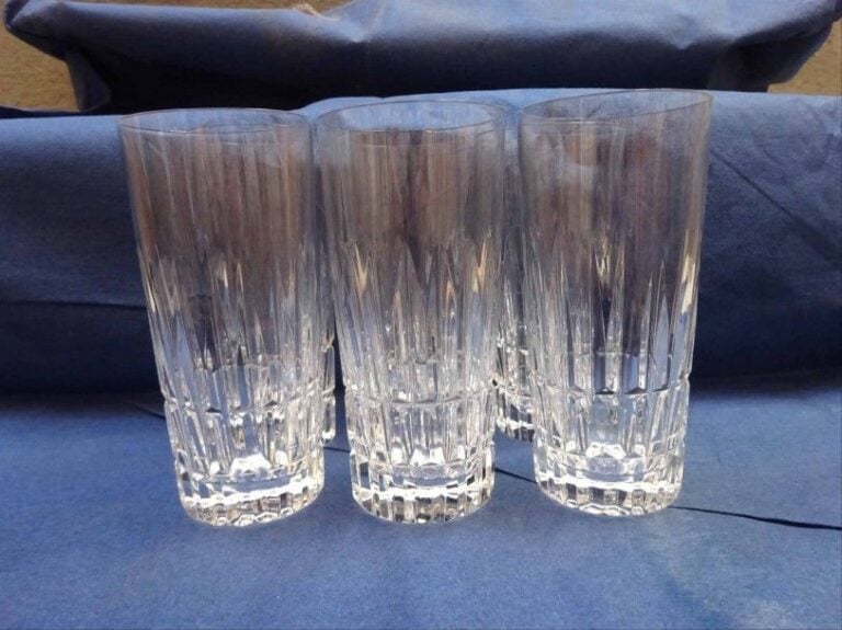 Suite de six verres à orangeade en cristal taillé à côtes verticales aux extrémités losangée