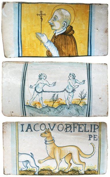 SUITE DE TROIS CARREAUX de forme rectangulaire en faïence à décor polychrome sur fond blanc : Saint François représenté en buste de profil et tenant un crucifix dans ses mains jointes, un couple nu enchaîné dans un paysage, un chien portant un collier et en suivant un autre dont seul l'arrière-train est figuré avec, au-dessus, le nom du commanditaire IACOVO