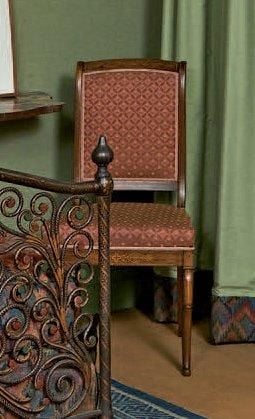 Suite de trois chaises en placage de palissandre incrusté de filets de bois clai
