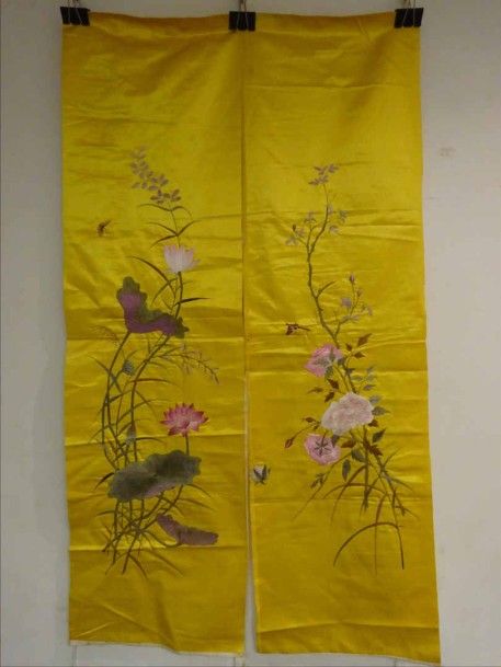 SUITE DE TROIS PANNEAUX DE SOIE JAUNES BRODEES A DECOR DE PAPILLONS Vietnam début XXe siècle