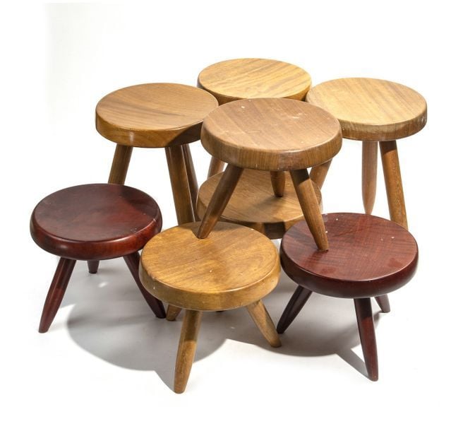 Suite de trois tabourets hauts tripode, en bois naturel, assise circulaire incurvée à tranche bombée, joint rectangulaire visible, pieds cylindrique fuselé