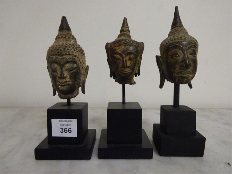 SUITE DE TROIS TETES DE BOUDDHA Sud-est asiatique, style Ayutthaya (vendues en l'état