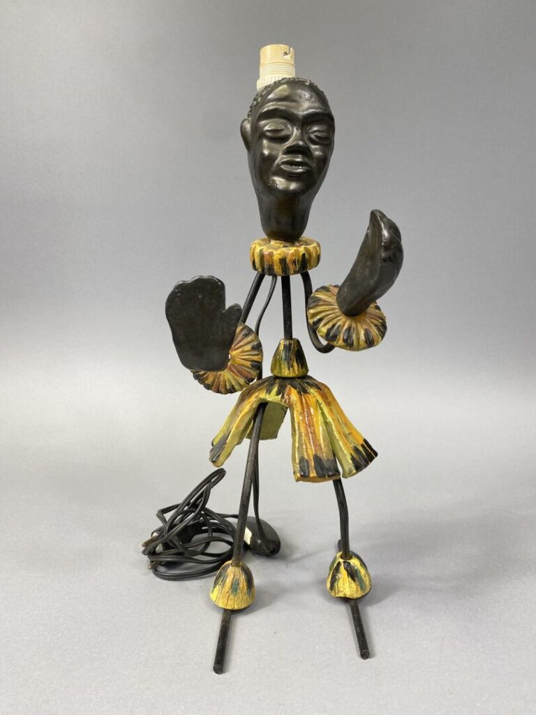 Sujet africain en céramique polychrome, monté en lampe - H : 38 cm - (restaurat…