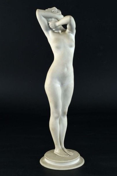Sujet en biscuit figurant une femme nue reposant sur une base circulaire à gradin