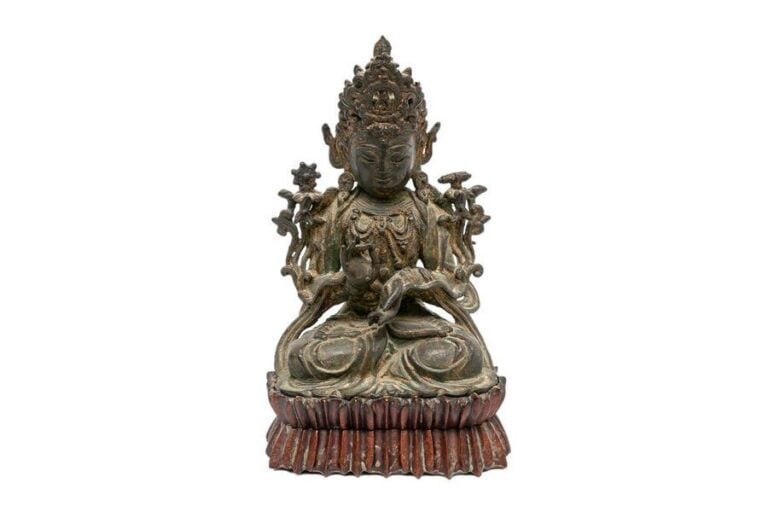 SUJET EN BRONZE A PATINE BRUNE A L'EFFIGIE DE GUANYIN