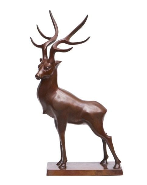 Sujet en bronze à patine marron figurant de manière légèrement stylisée un cerf avec de grands boi