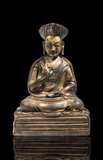 Sujet en bronze anciennement doré représentant un karmapa de la lignée des Kagyupa, assis en méditation sur un coussi