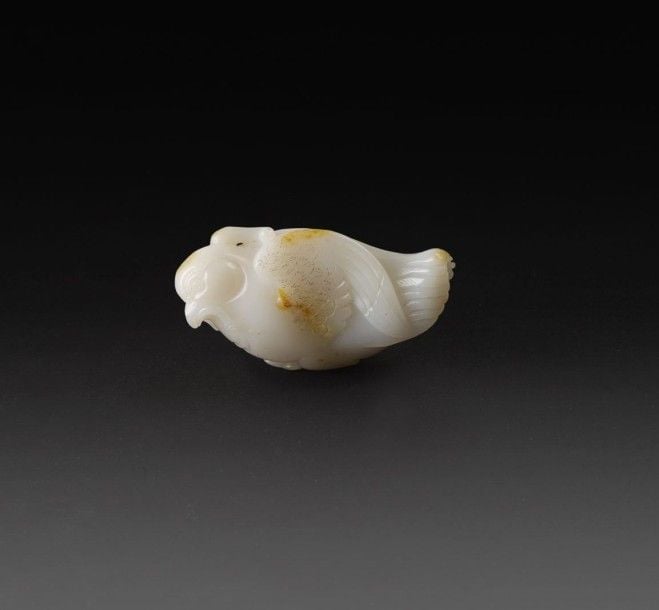 Sujet en jade blanc veiné de rouille représentant un oiseau tenant une branche de lingzh