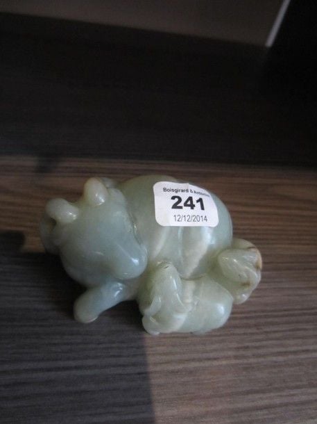 Sujet en jade céladon représentant une chèvre avec ses deux petits symbolisant le bonheur et la pai