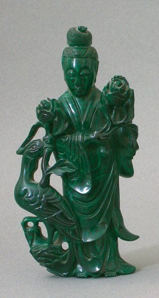 Sujet en malachite représentant une déesse du printemps accompagnée d'un phoenix et tenant des pivoine
