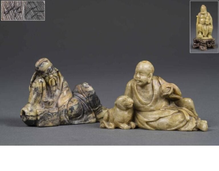 SUJET EN PIERRE DE LARD DANS LES TONS GRIS / BEIGE SCULPTE A L'EFFIGIE DU LOHAN PINDOLA Chine, Epoque XXe siècle Sculpté à l'effigie d'un l'un lohan, en l'espèce Pindola assis en rajalalisan