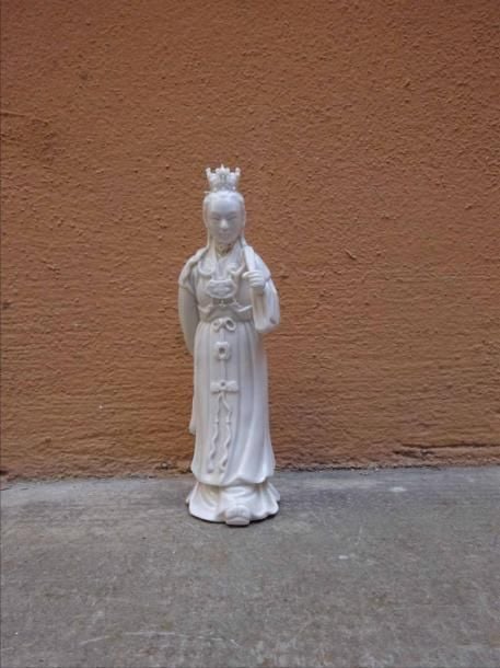 SUJET EN PORCELAINE EMAILLEE BLANC DE CHINE Chine, Fujian, Dehua, République Populaire, Epoque seconde moitié du XXe siècle En porcelaine moulée ; représentant une jeune fille debout, figée dans une danse, vêtue d'une tunique aux longues manches, portant coiffe, un éventail dans sa main gauche ; sujet animé par application de petites perle