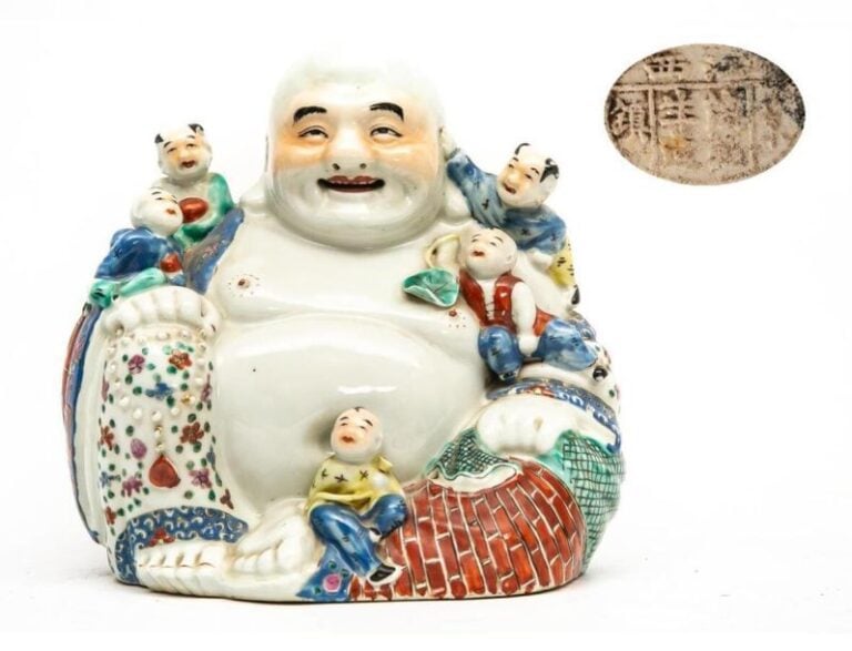 SUJET EN PORCELAINE MOULEE REPRESENTANT UN PUTAI / BOUDDHA RIEUR ENTOURE DE CINQ ENFANTS